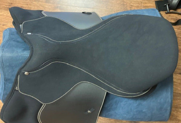 TEST RIDE/DEMO- Wintec Pro Jump Saddle with HART BLACK 17IN