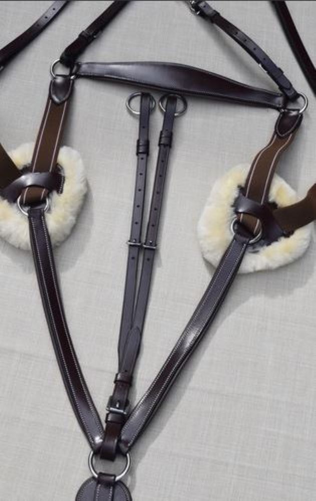 
    Martingales &amp; Breastplates
  