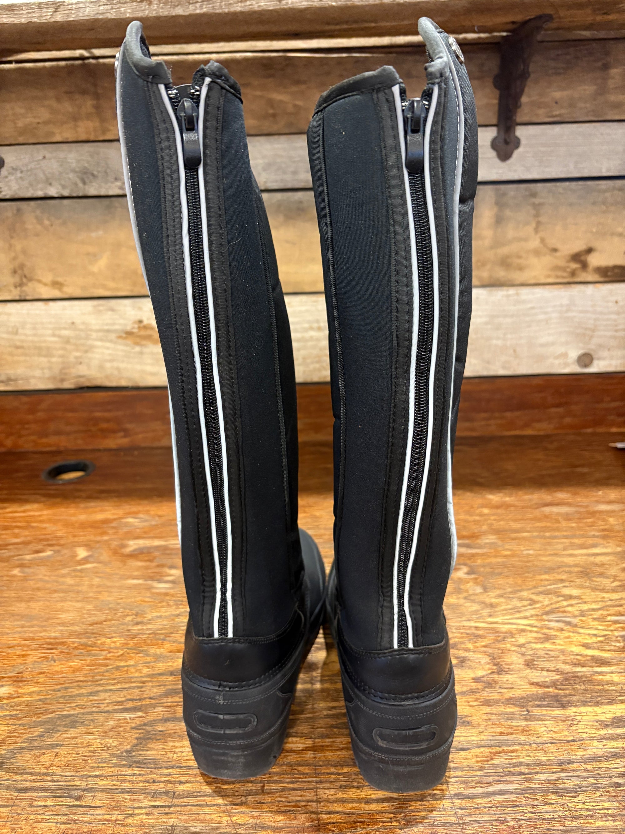 GENTLY USED Ovation Telluride Winter Boots - Ladies 7