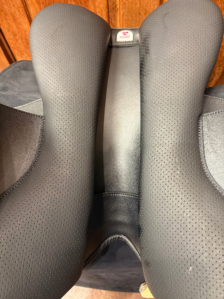 TEST RIDE/DEMO- Wintec 500 Jump Saddle BLACK WITH HART 17.5IN