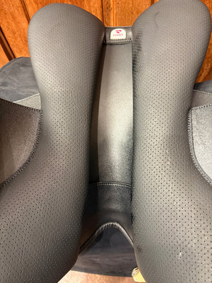 TEST RIDE/DEMO- Wintec 500 Jump Saddle BLACK WITH HART 17.5IN