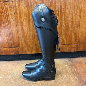 NEW WITH DEFECT-Mountain Horse Sovereign Field Boot with BLACK 6 Slim/Regular