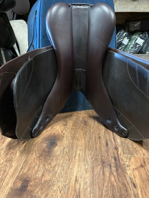 GENTLY USED- M Toulouse Premia Wide Close Contact/Jump Saddle HAVANA 18IN WIDE