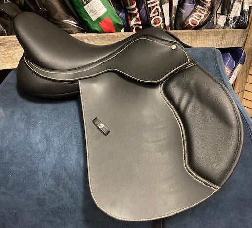TEST RIDE/DEMO- Wintec 500 Jump Saddle BLACK WITH HART 16.5IN