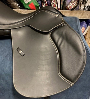 TEST RIDE/DEMO- Wintec 500 Jump Saddle BLACK WITH HART 16.5IN